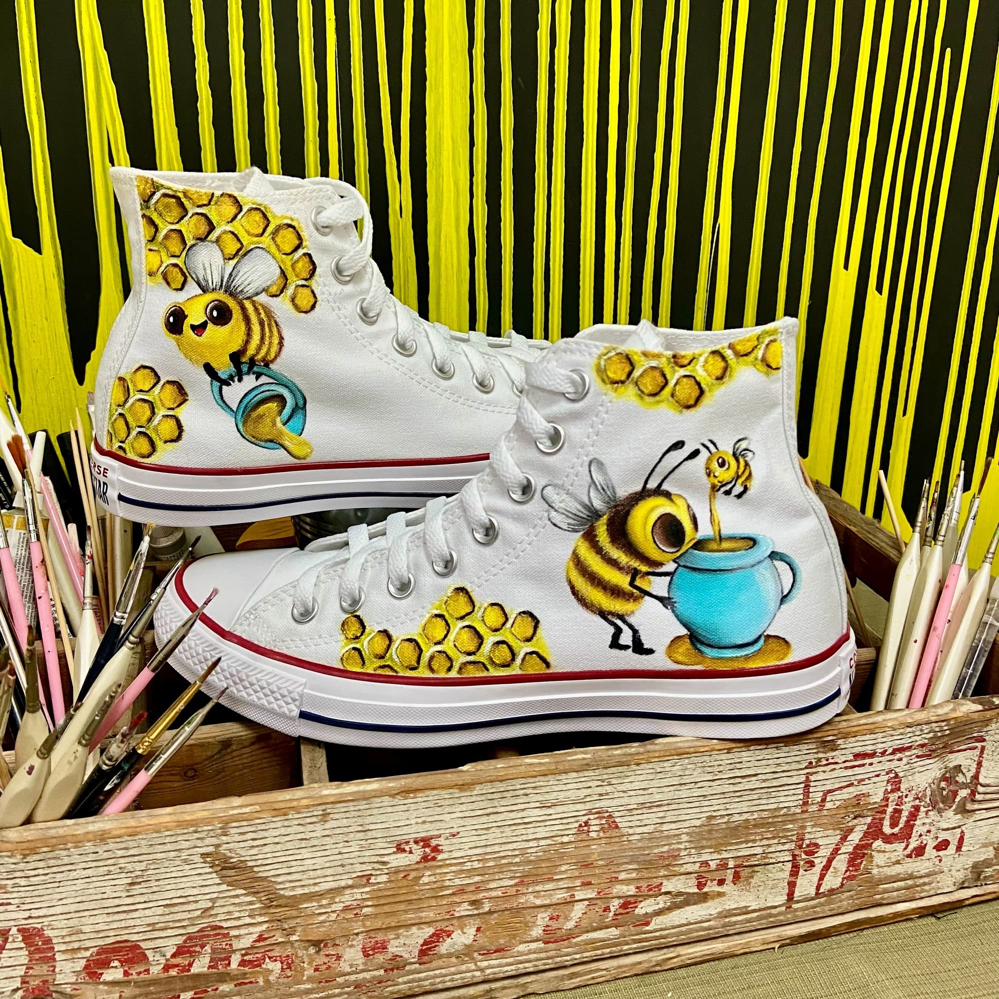 Ψηλά sneakers ζωγραφισμένα στο χέρι με μέλισσες
