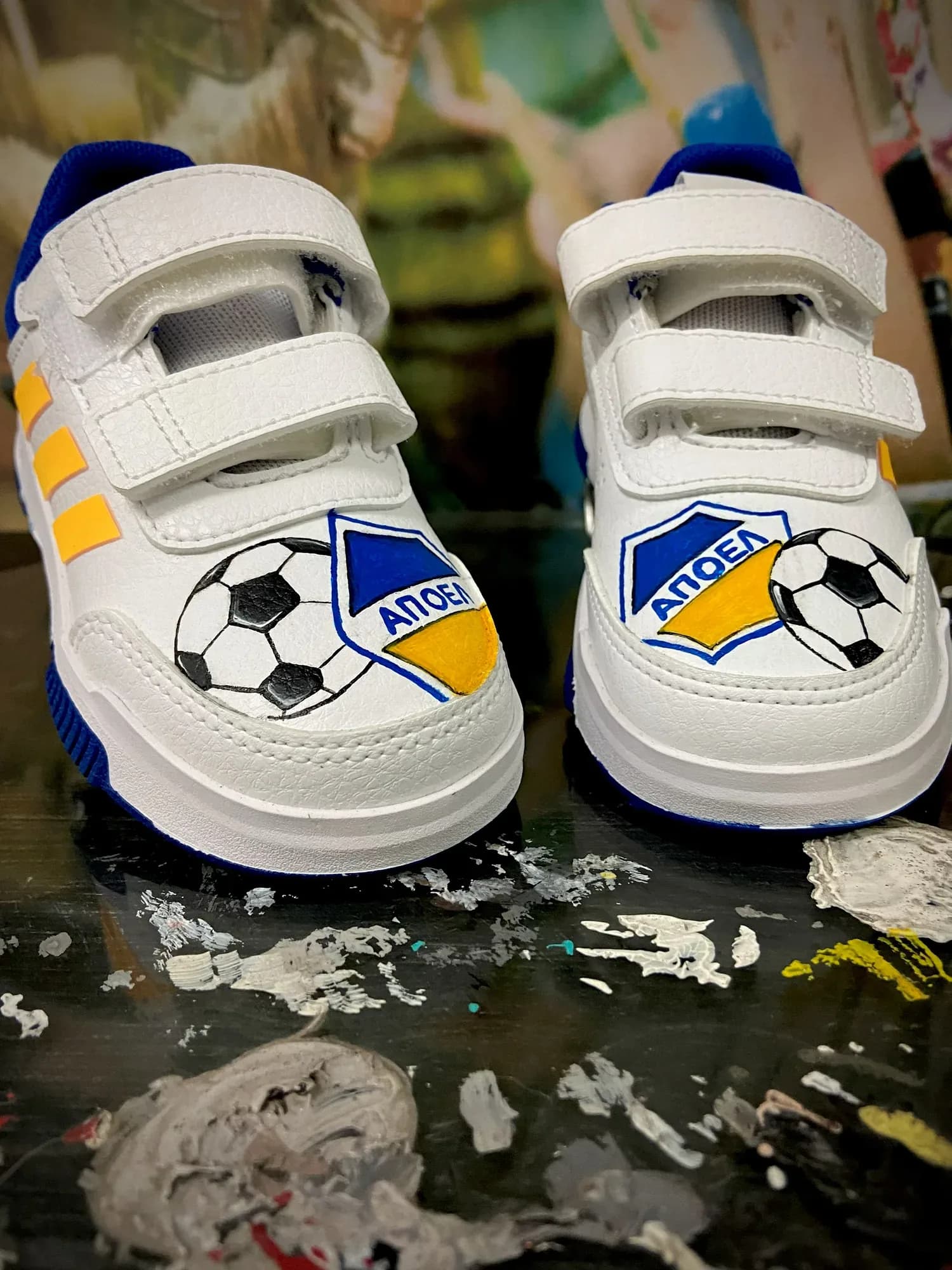Παιδικά sneakers με velcro και ζωγραφισμένο το έμβλημα του ΑΠΟΕΛ με μπάλες ποδοσφαίρου