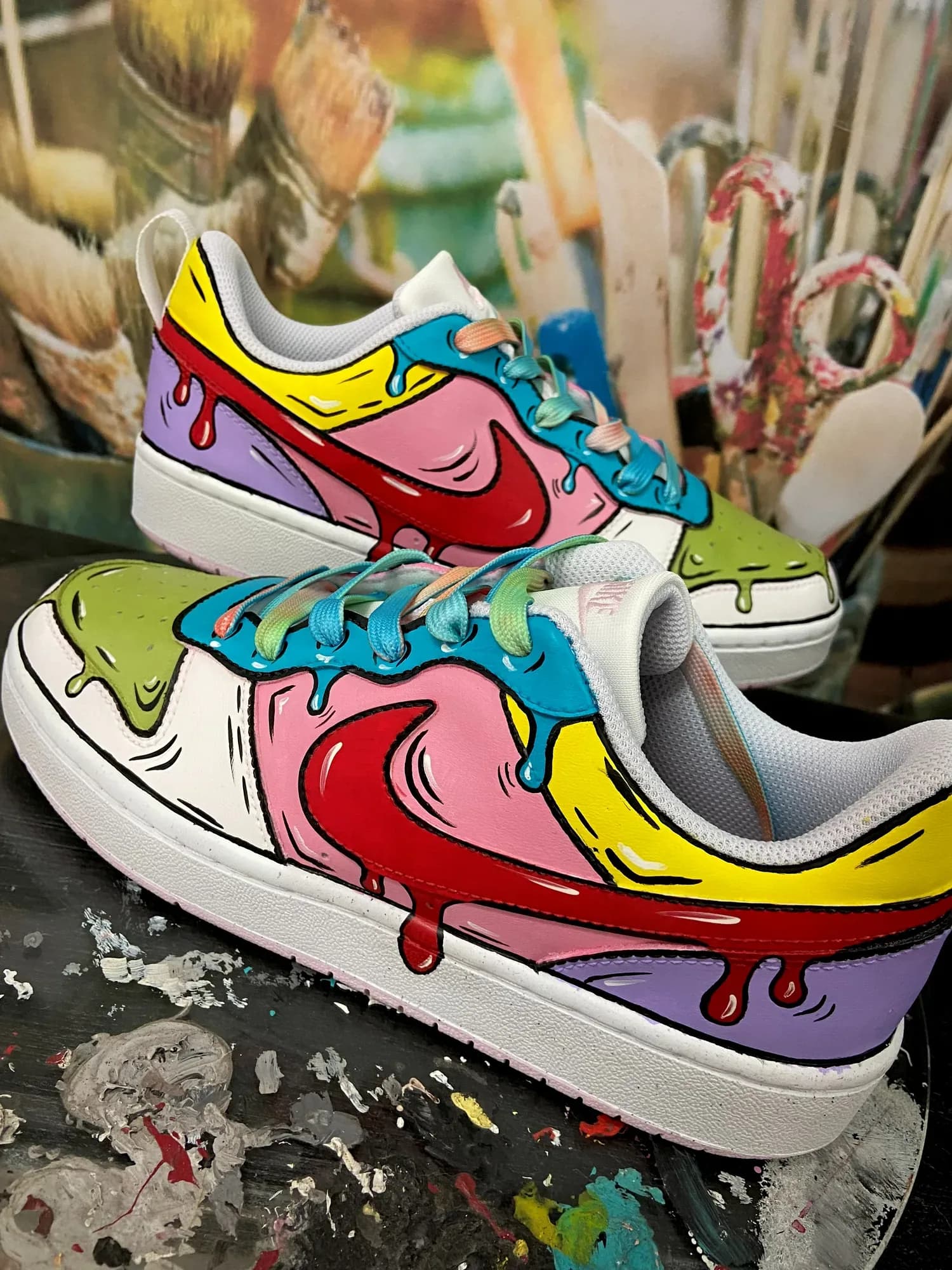 Λευκά sneakers ζωγραφισμένα σε στυλ pop art με πολύχρωμες στάλες χρώματος