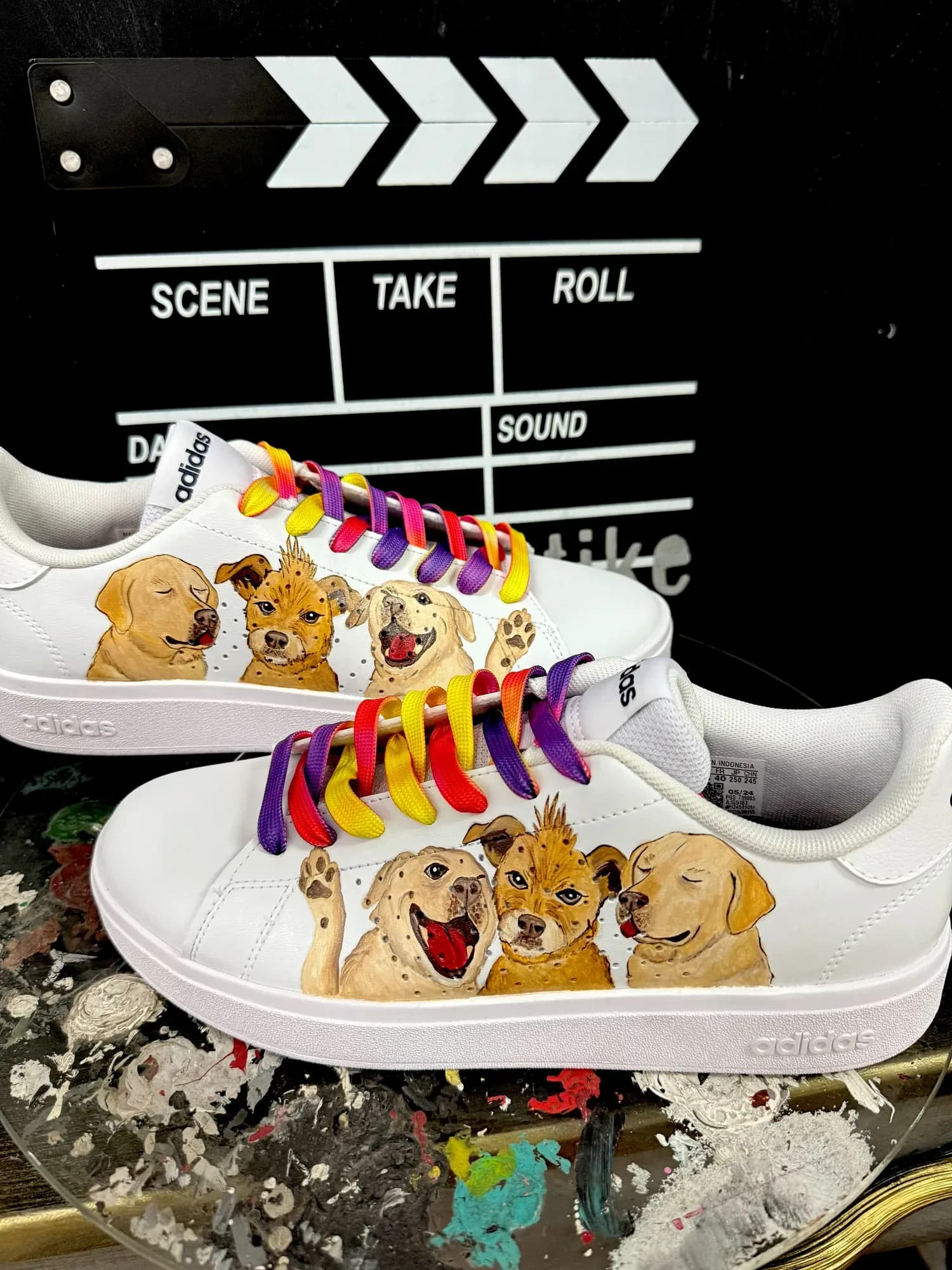 Λευκά sneakers με ζωγραφισμένα κουτάβια και πολύχρωμα κορδόνια