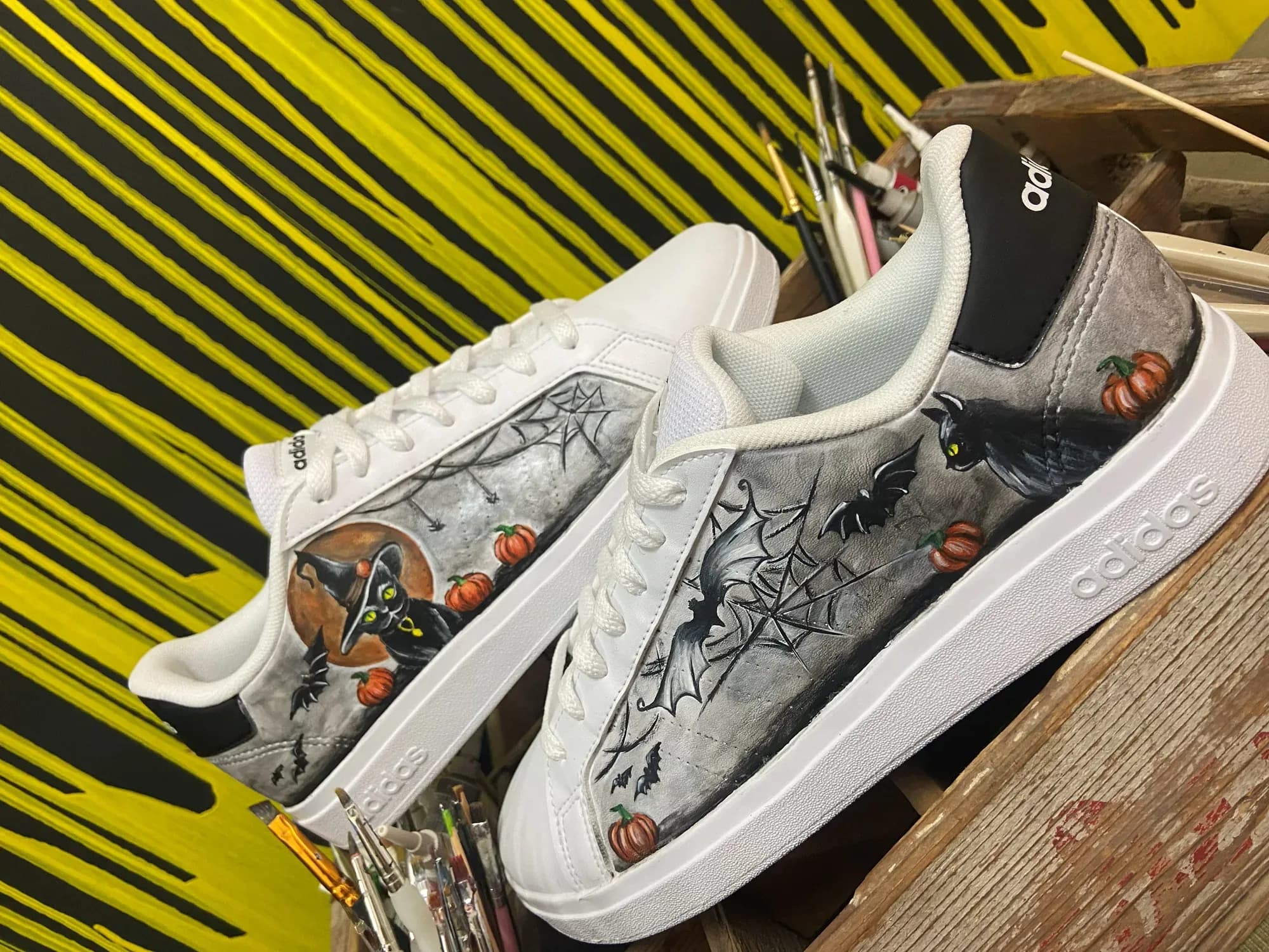 Λευκά sneakers με ζωγραφισμένο ιστό αράχνης και κολοκύθες για το Halloween