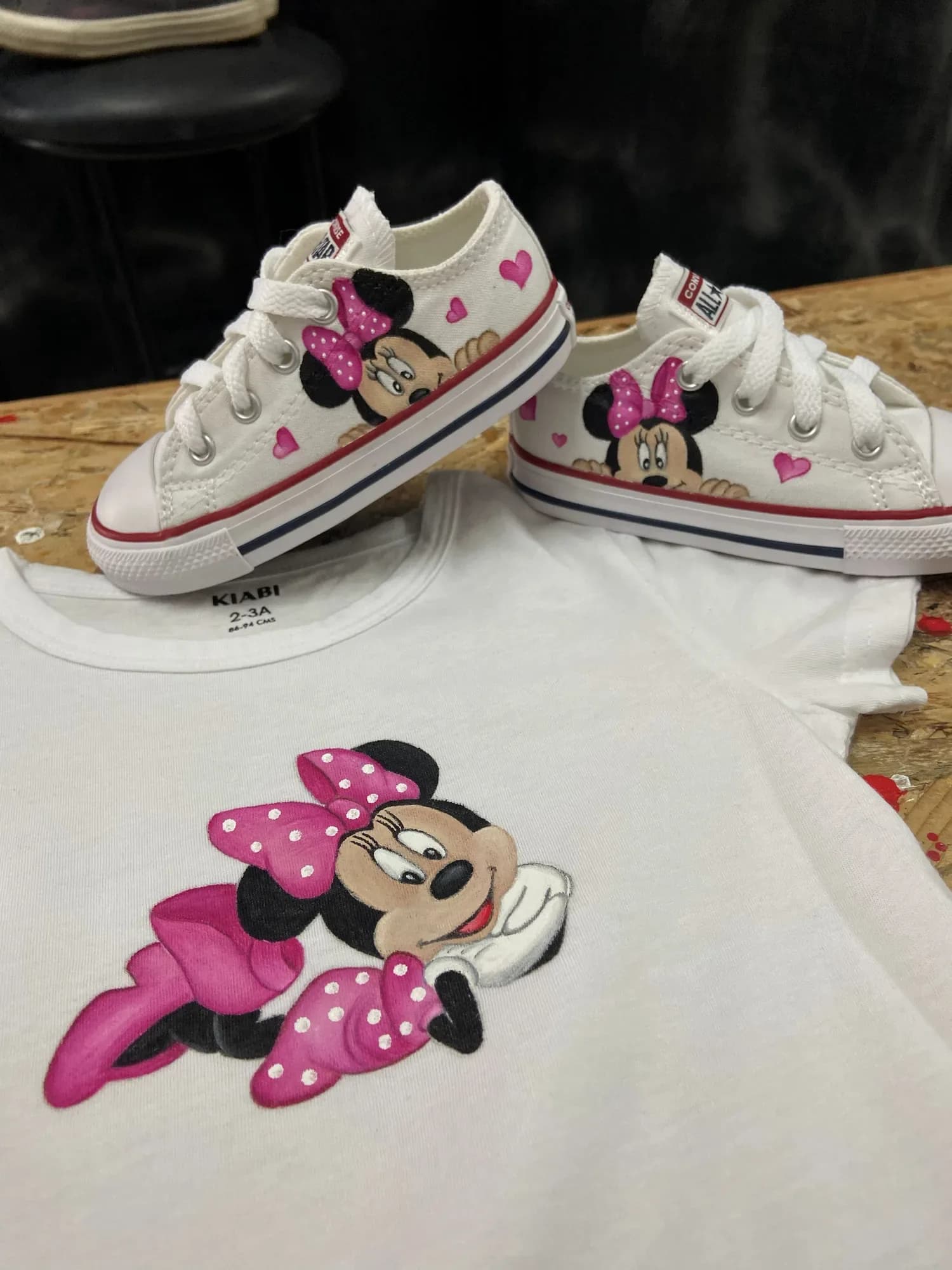 Παιδικά χαμηλά sneakers με τη Minnie και ασορτί λευκό μπλουζάκι με ζωγραφισμένη Minnie