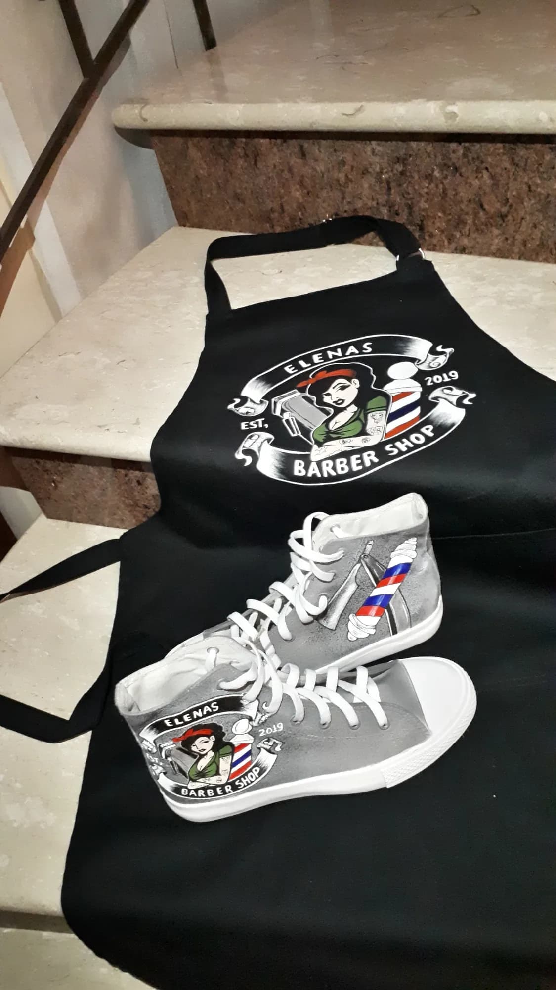 Ποδιά κουρείου και γκρι μποτάκι με ζωγραφισμένο λογότυπο