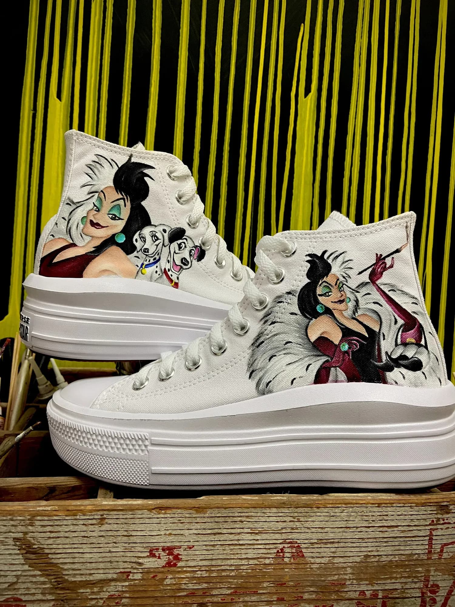 Λευκά ψηλά platform sneakers με ζωγραφισμένη την Κρουέλα ντε Βιλ