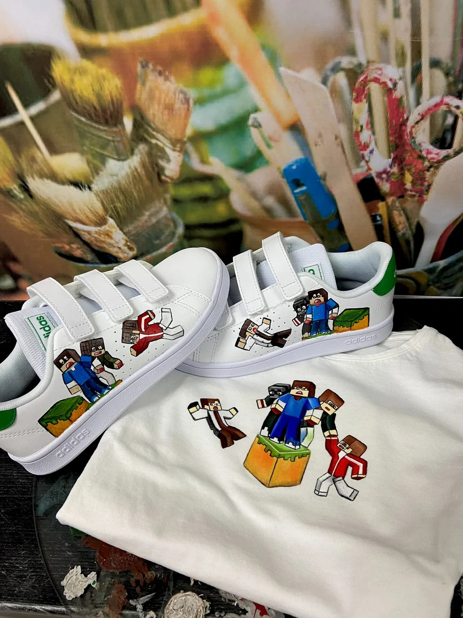 Παιδικά sneakers με velcro και ζωγραφισμένους χαρακτήρες Minecraft, με ασορτί λευκό μπλουζάκι