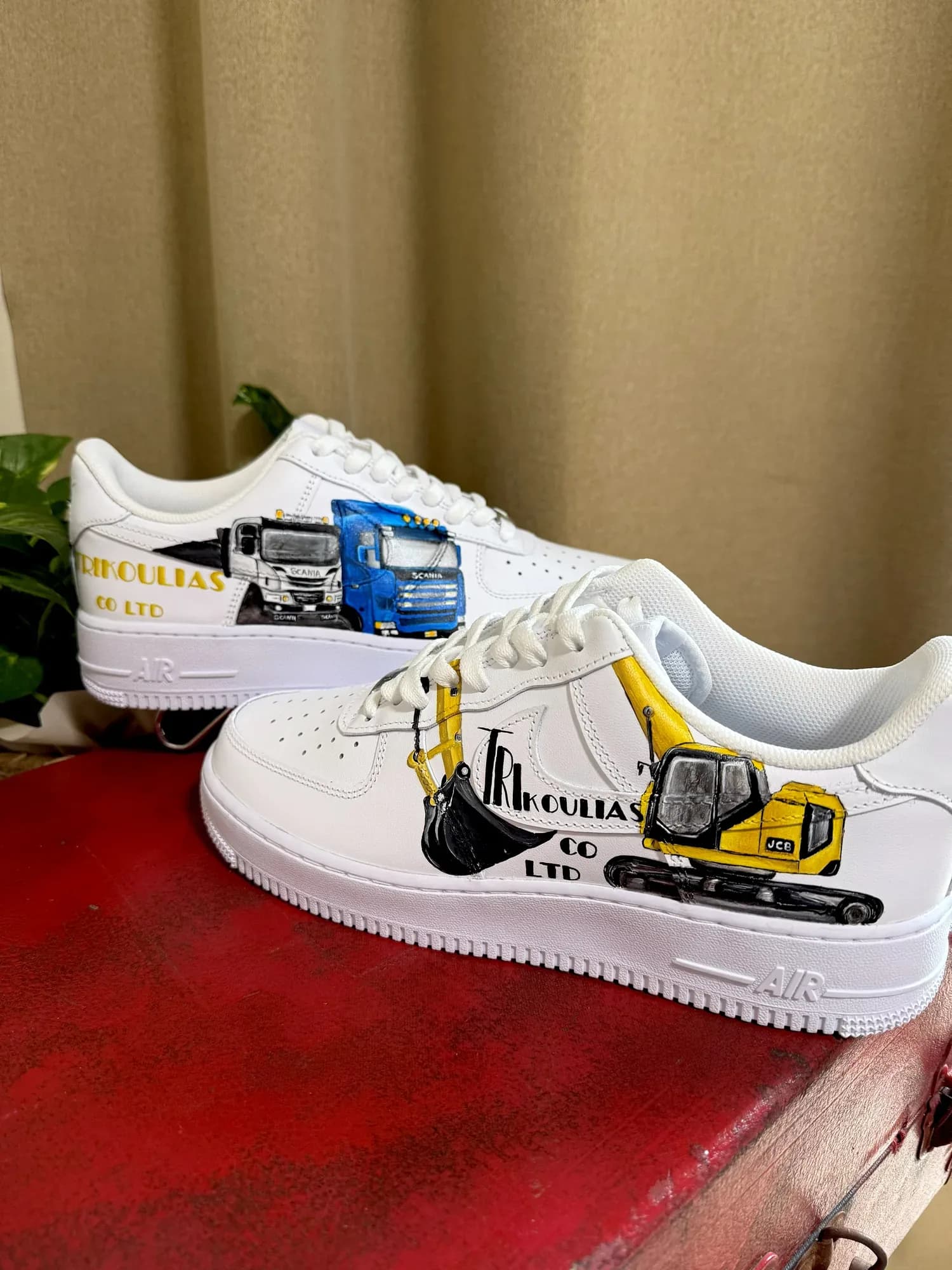 Λευκά sneakers με ζωγραφισμένα φορτηγό και εκσκαφέα