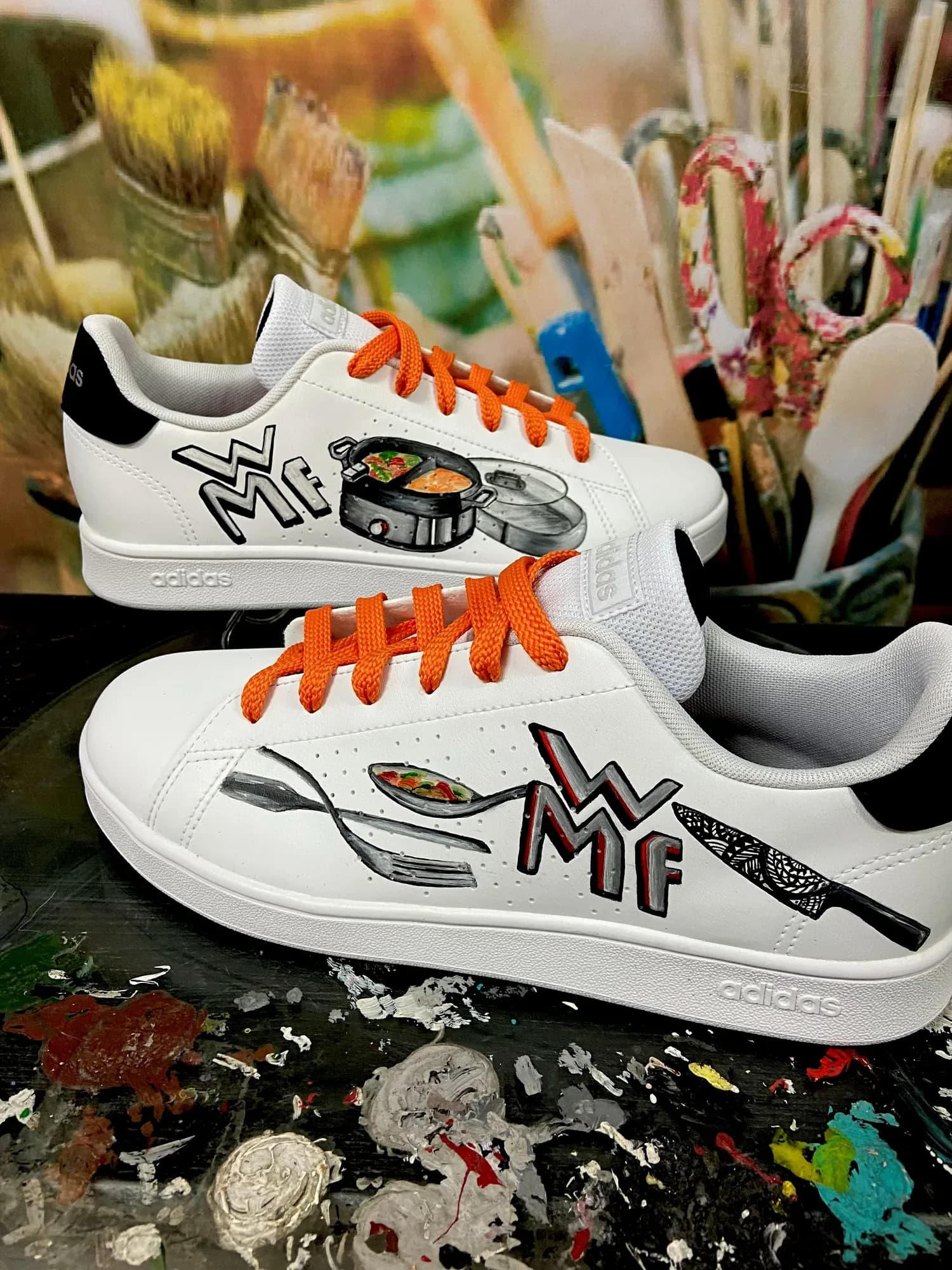 Λευκά sneakers με ζωγραφισμένα μαγειρικά σκεύη και πορτοκαλί κορδόνια