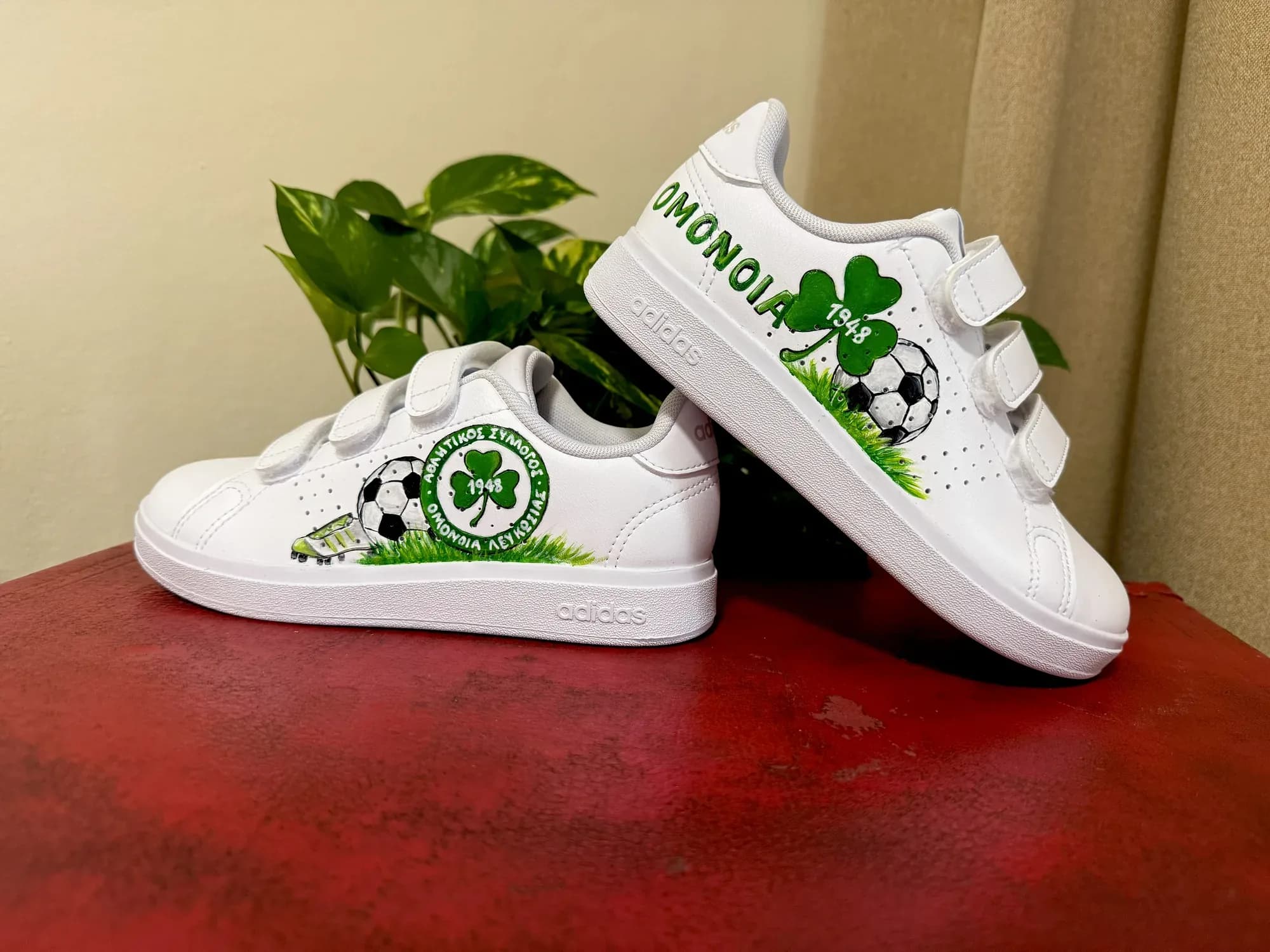 Λευκά παιδικά sneakers με velcro και ζωγραφισμένο το τριφύλλι της Ομόνοιας με μπάλα και γρασίδι