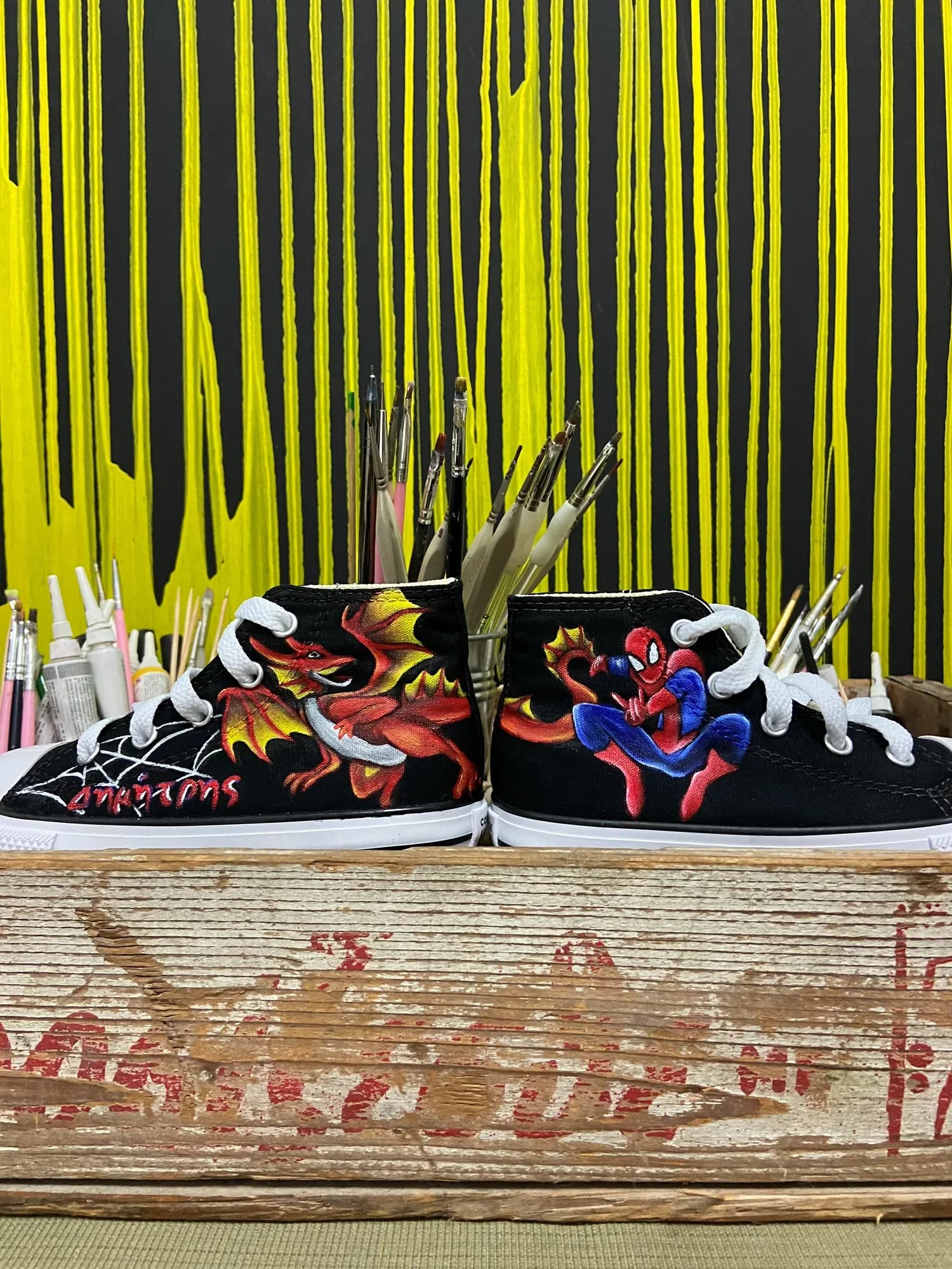 Μαύρα ψηλά sneakers με ζωγραφισμένο τον Spider-Man και έναν κόκκινο δράκο