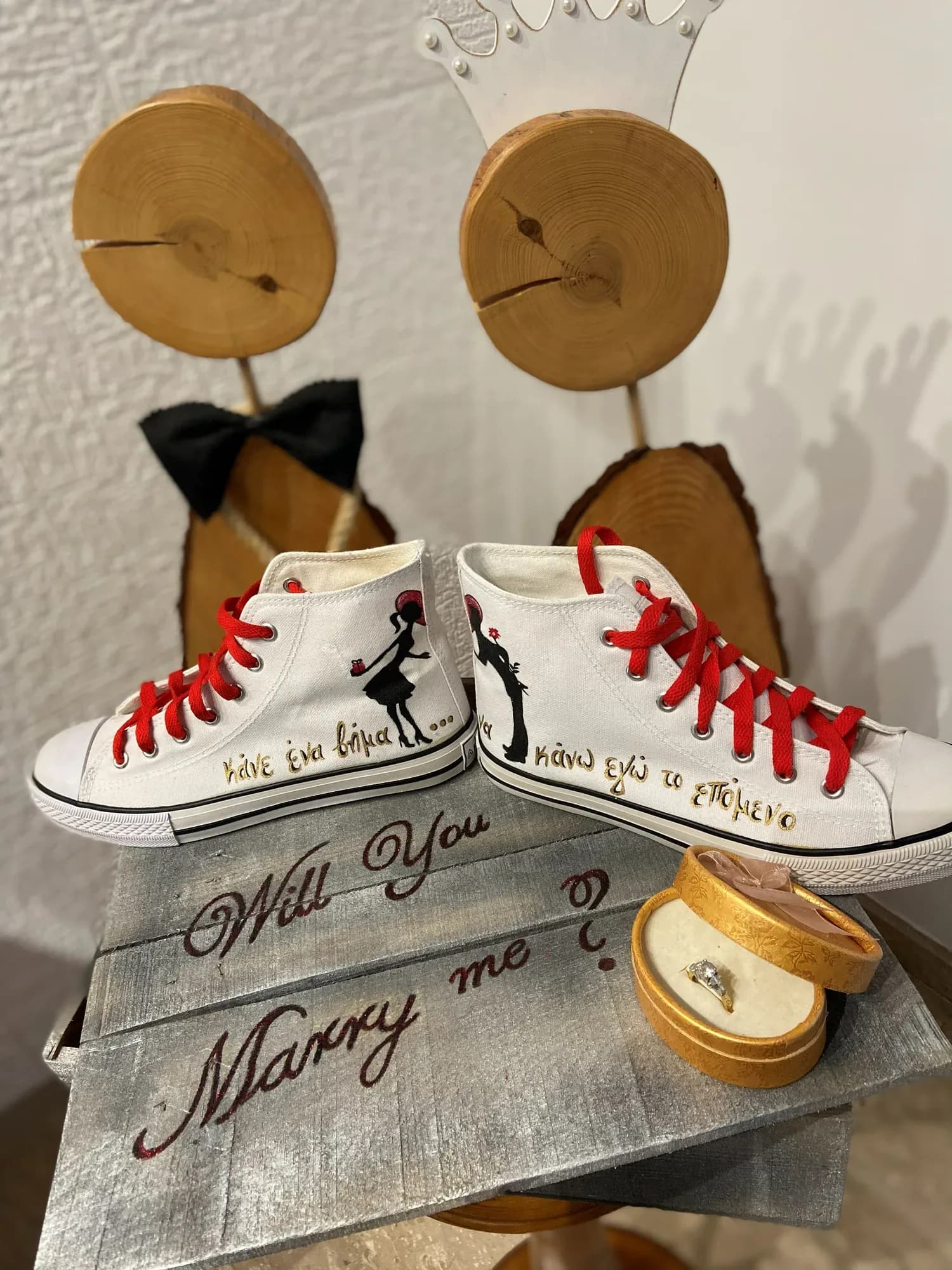 Μποτάκια πρότασης γάμου με τη φράση «Will you marry me» και κουτί με δαχτυλίδι