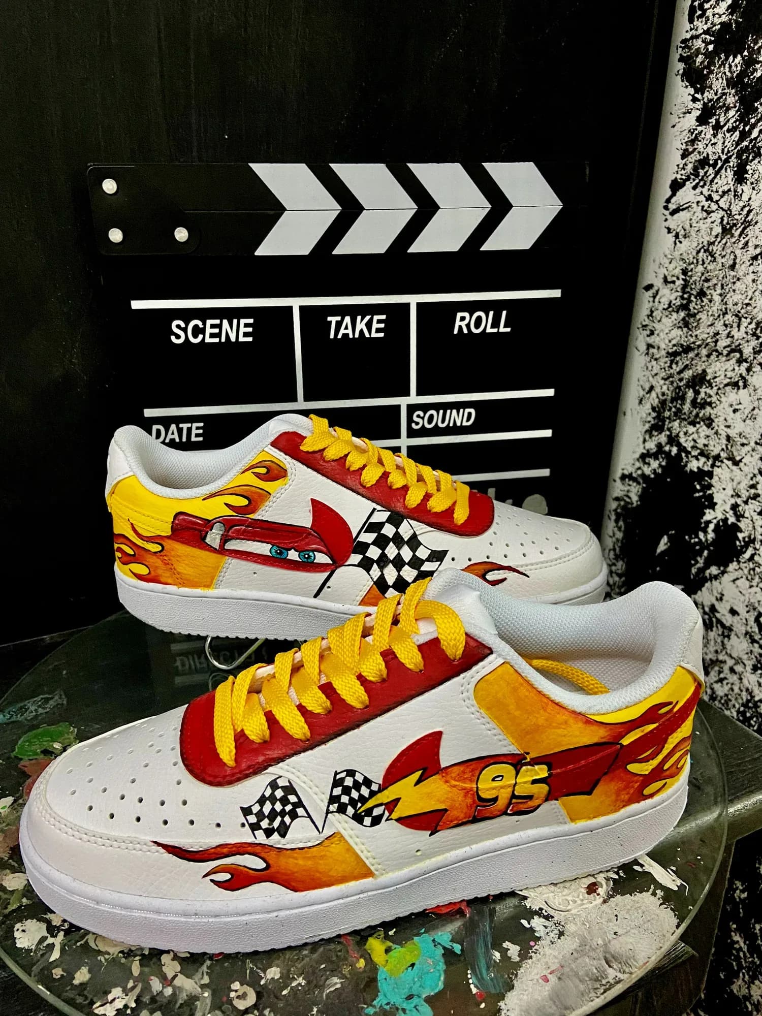 Παιδικά sneakers με ζωγραφισμένες φλόγες και αγωνιστικό αυτοκίνητο