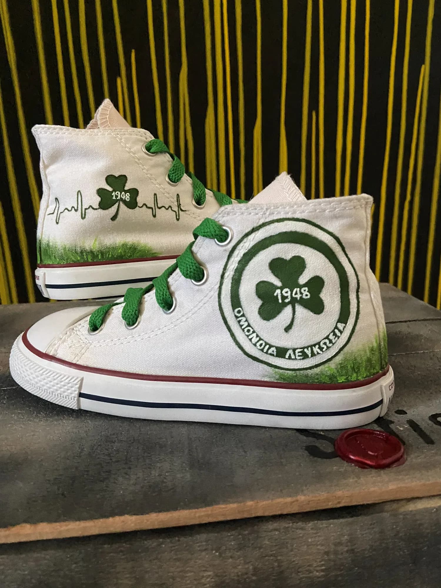 Λευκό ψηλό sneaker με πράσινα κορδόνια και μεγάλο ζωγραφισμένο έμβλημα της Ομόνοιας