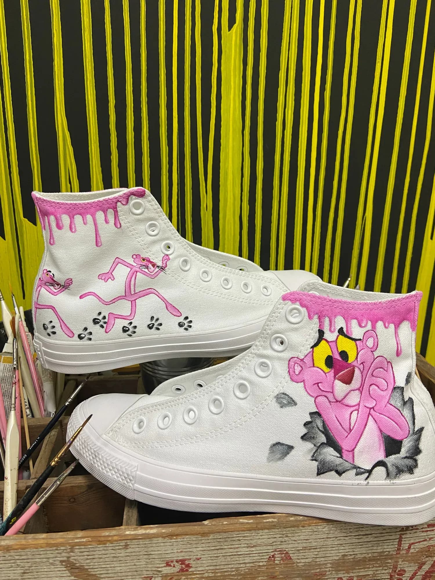 Λευκά ψηλά sneakers με ζωγραφισμένο τον Ροζ Πάνθηρα και ροζ πατούσες