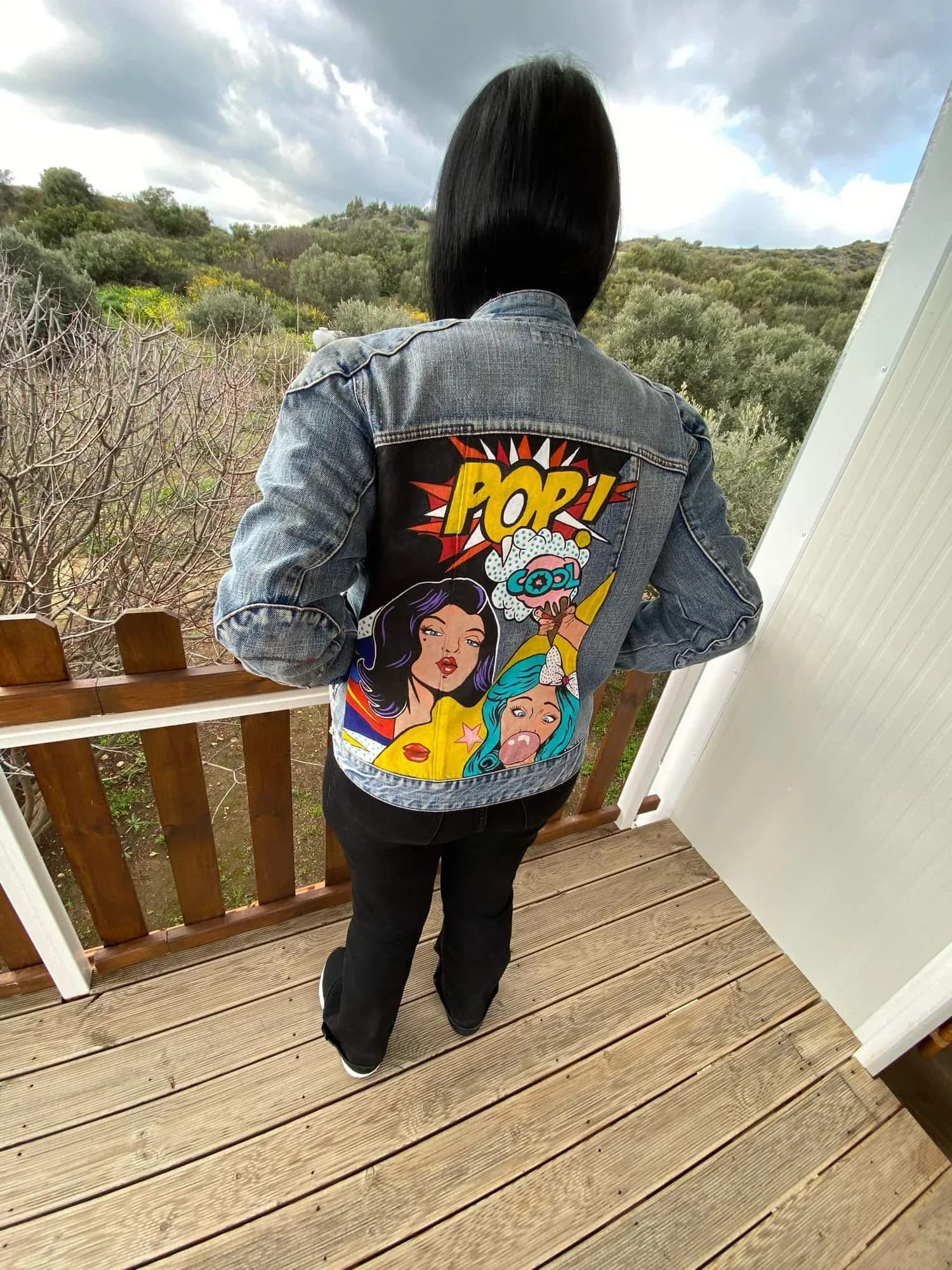 Τζιν μπουφάν με ζωγραφισμένη pop art κοπέλα και τη λέξη POP