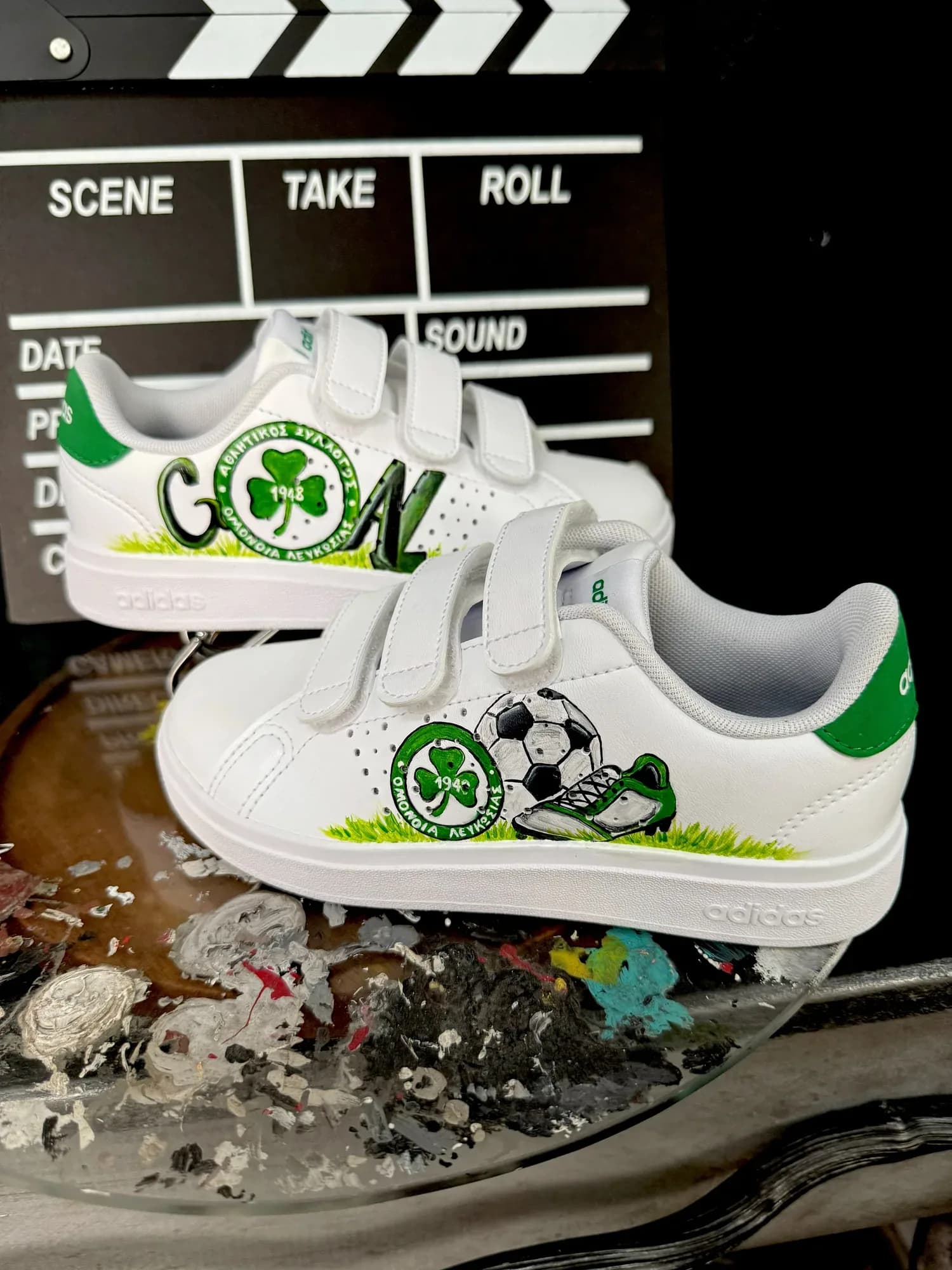 Λευκά παιδικά sneakers με velcro και ζωγραφισμένο το έμβλημα της Ομόνοιας, μπάλα και τη λέξη GOAL