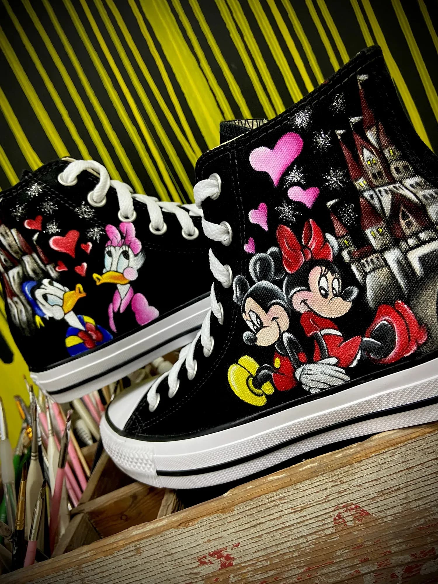 Μαύρα ψηλά sneakers με ζωγραφισμένους τη Μίνι, τον Μίκι και φίλους τους