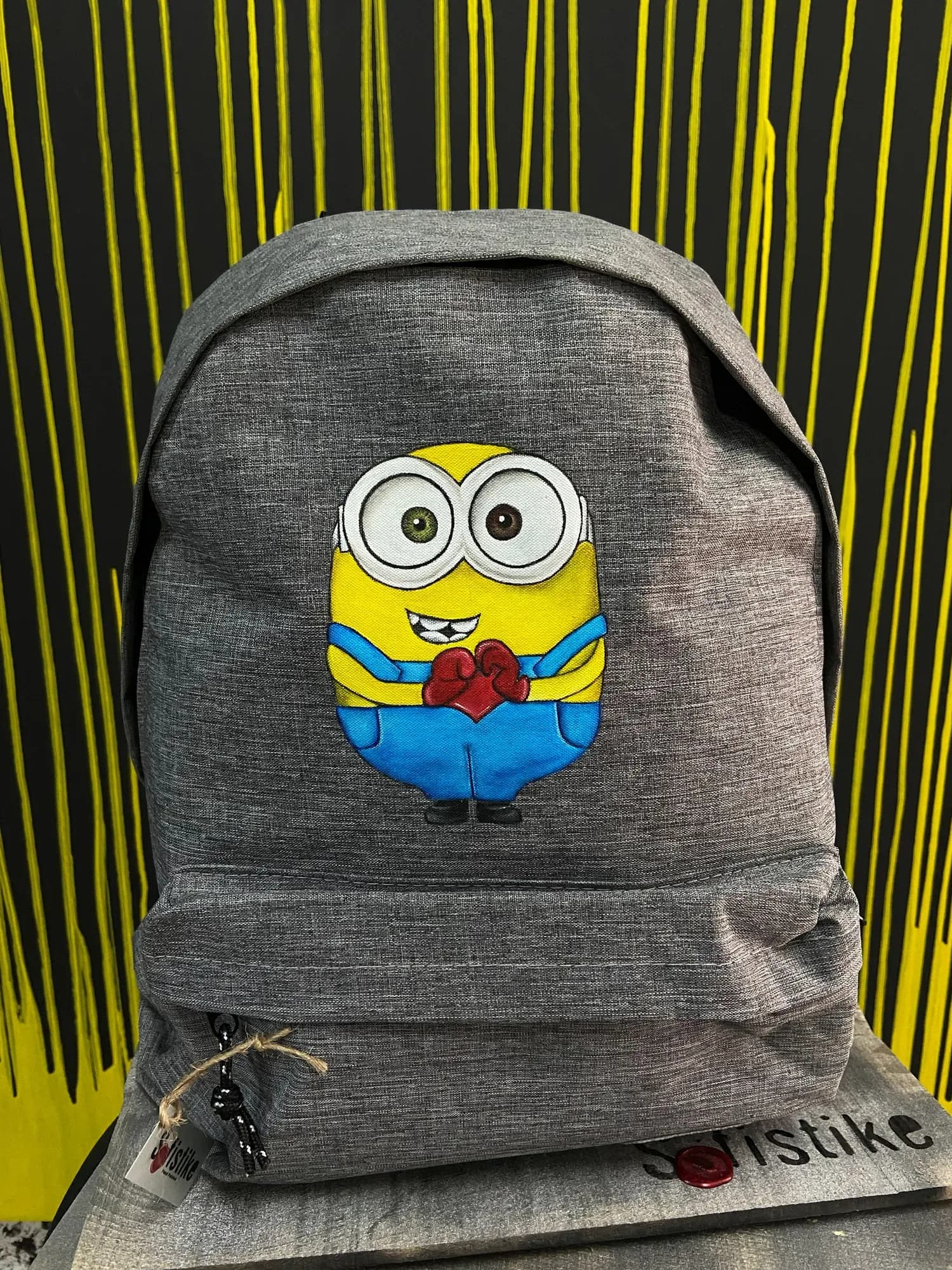 Γκρι σακίδιο πλάτης με ζωγραφισμένο Minion
