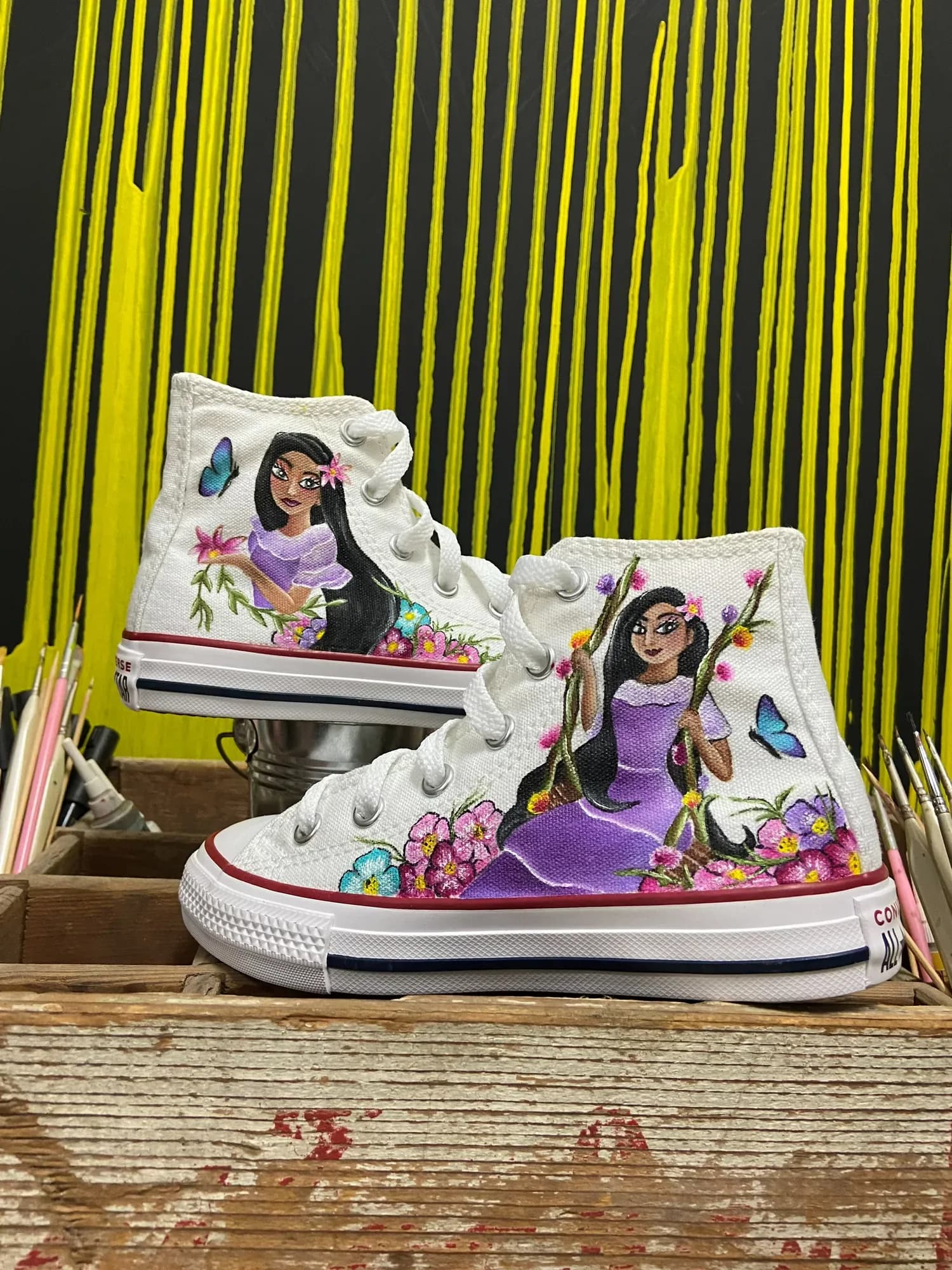 Λευκά ψηλά sneakers με ζωγραφισμένους χαρακτήρες από το Encanto και λουλούδια