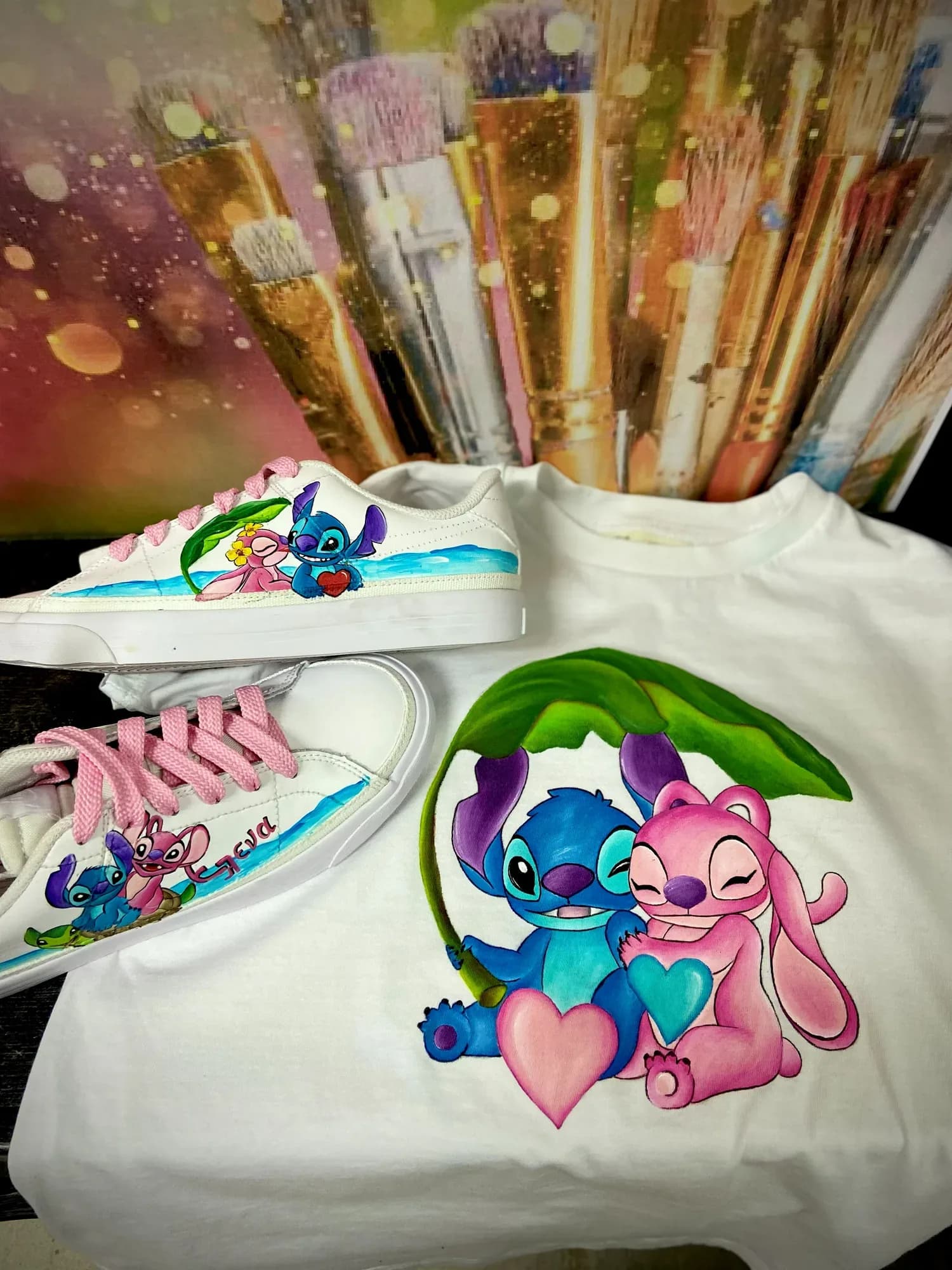 Ζωγραφισμένο μπλουζάκι και sneakers με Stitch και Angel ανάμεσα σε πινέλα στο εργαστήριο