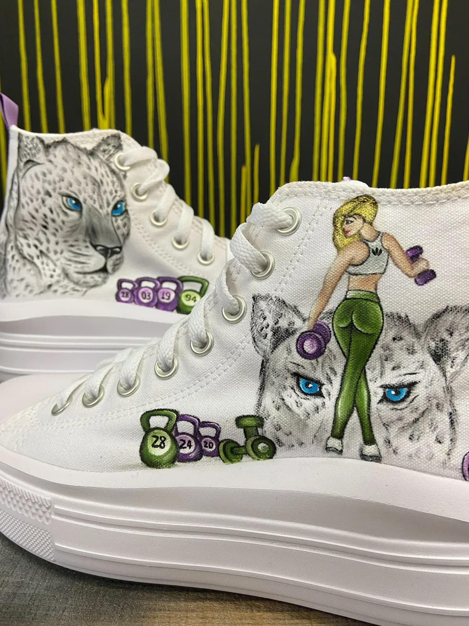 Λευκά platform sneakers με λεοπαρδάλεις και σχέδια γυμναστικής