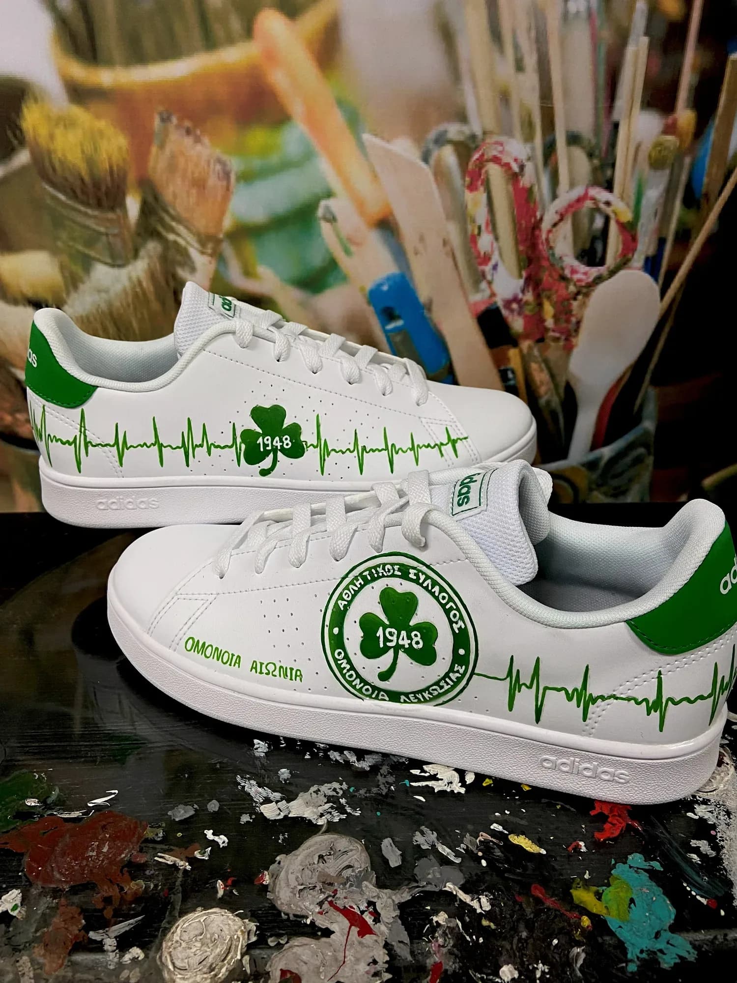 Λευκά adidas sneakers με το τριφύλλι της Ομόνοιας και πράσινο καρδιογράφημα
