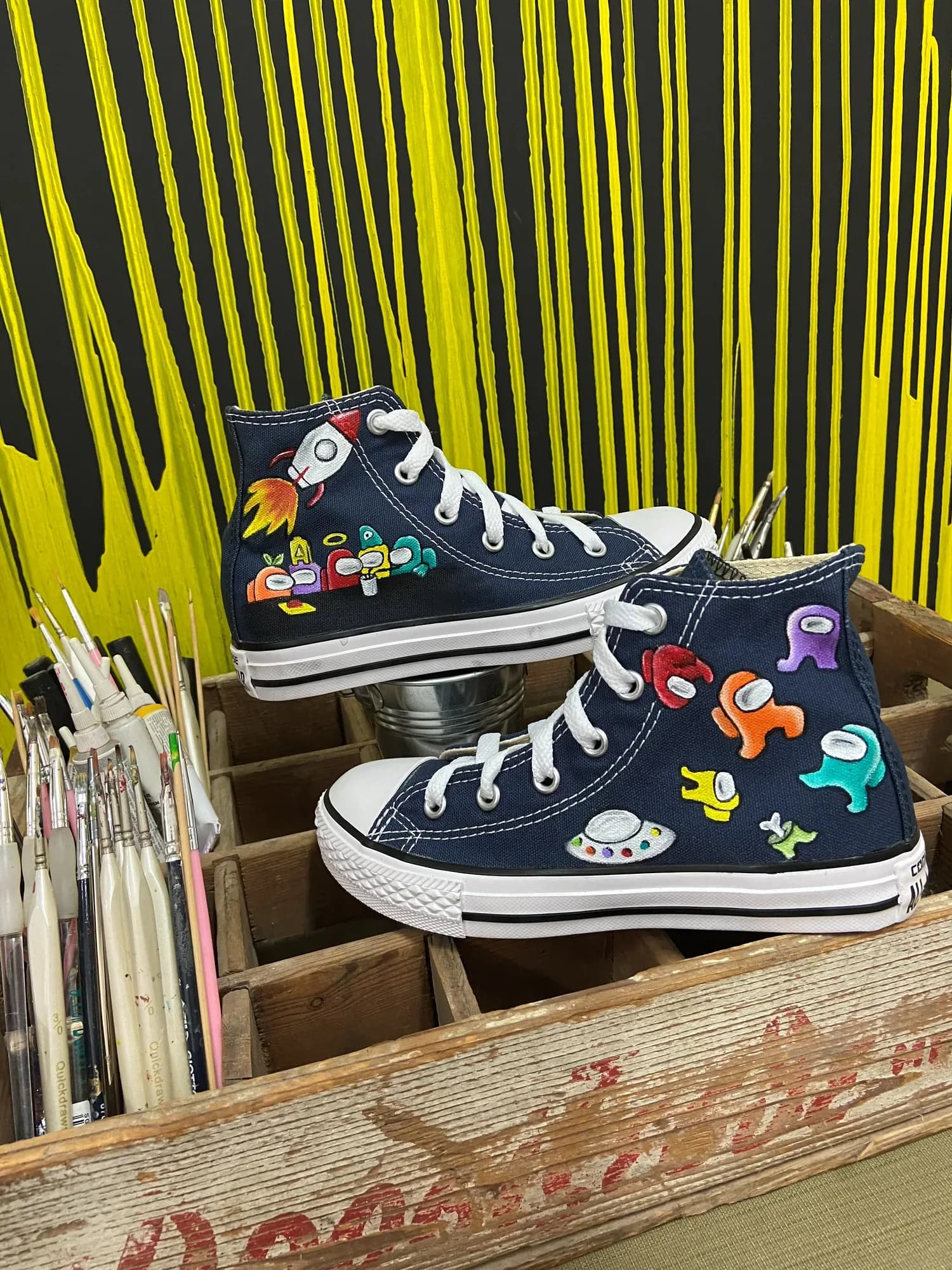 Σκούρα μπλε ψηλά sneakers με ζωγραφισμένους χαρακτήρες Among Us και ιπτάμενους δίσκους