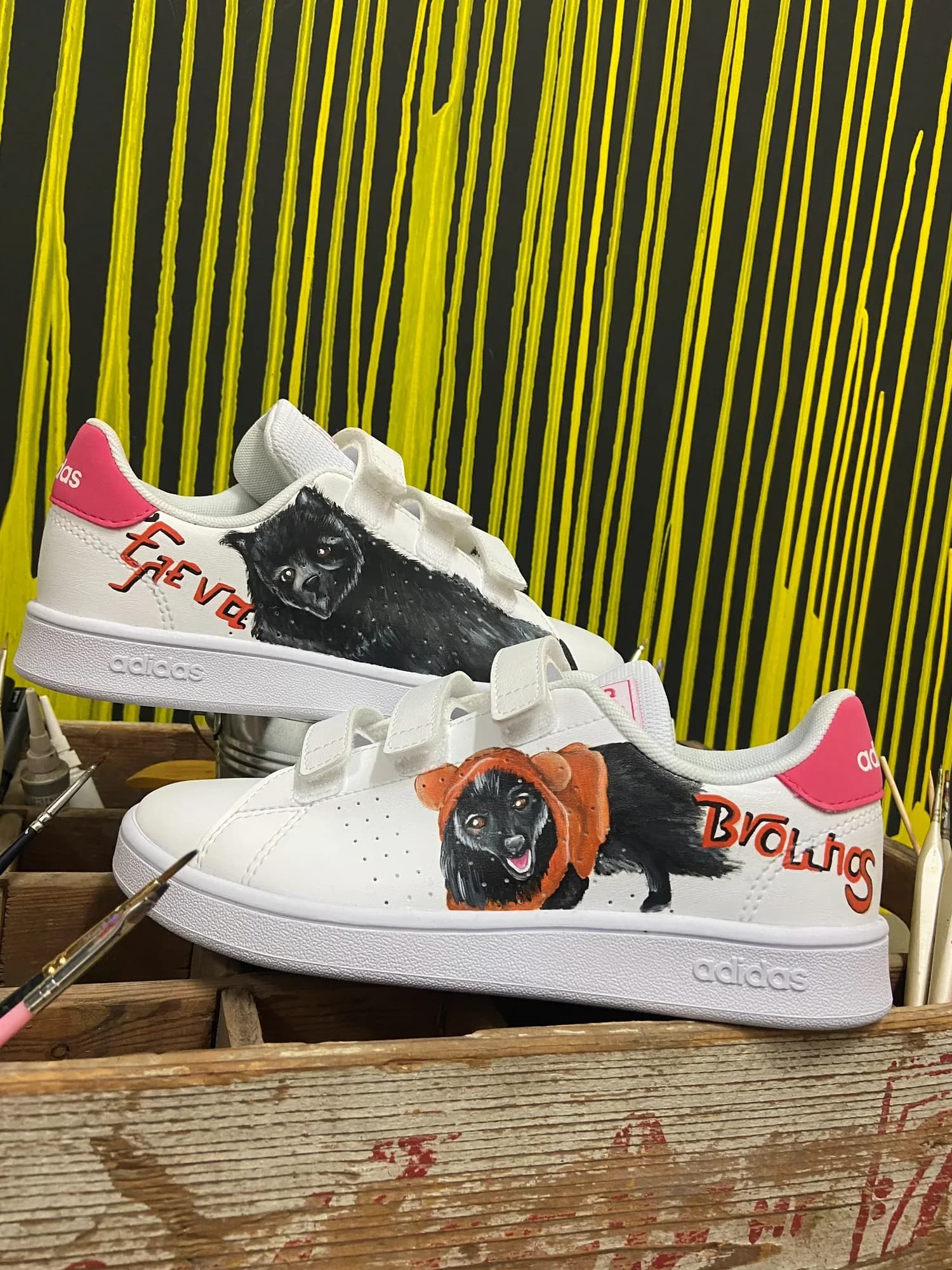 Λευκά sneakers με ζωγραφισμένους σκύλους και τα ονόματά τους