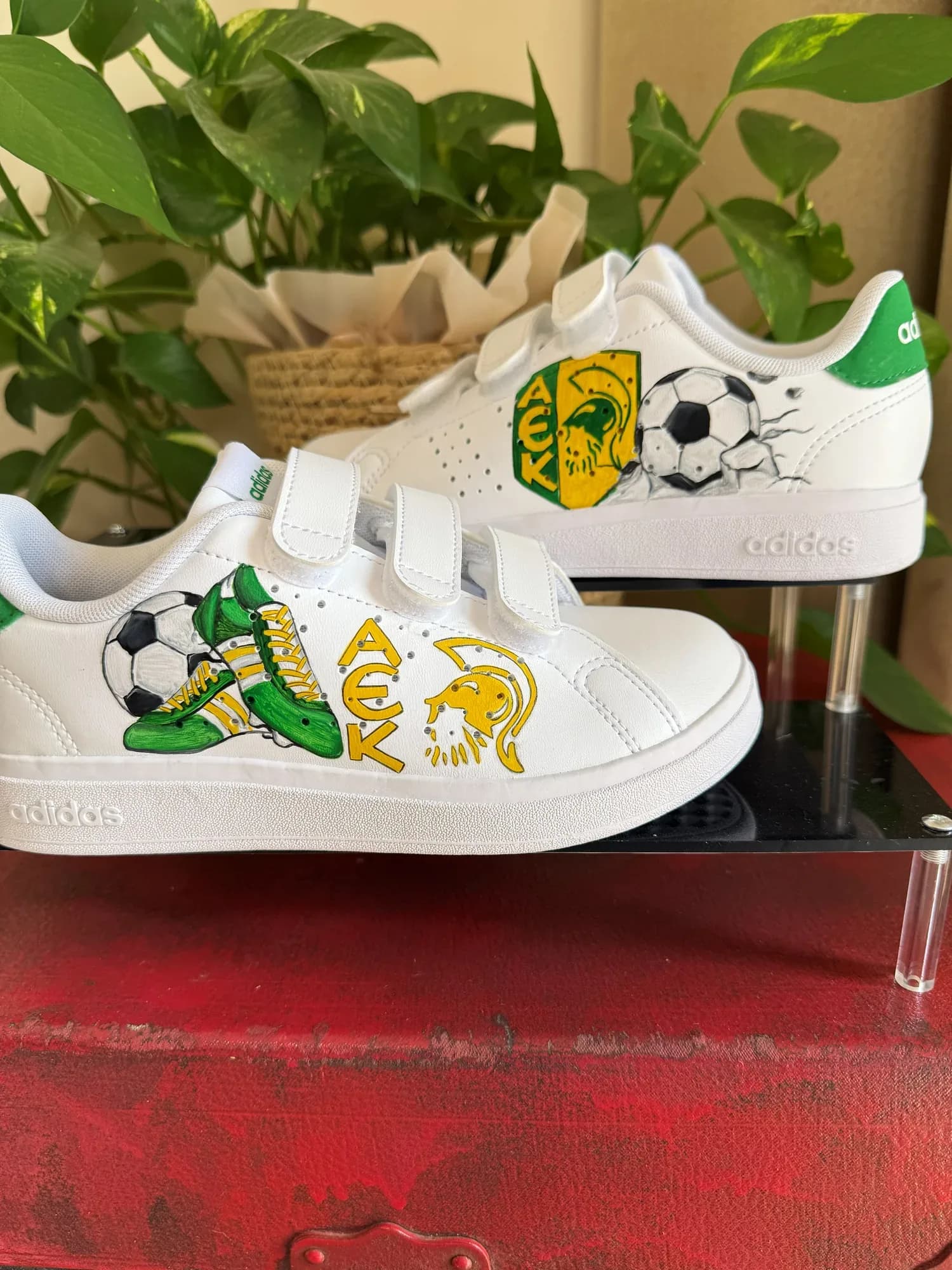 Λευκά παιδικά sneakers με ζωγραφισμένο πράσινο-κίτρινο έμβλημα της ΑΕΚ με κράνος και μπάλα