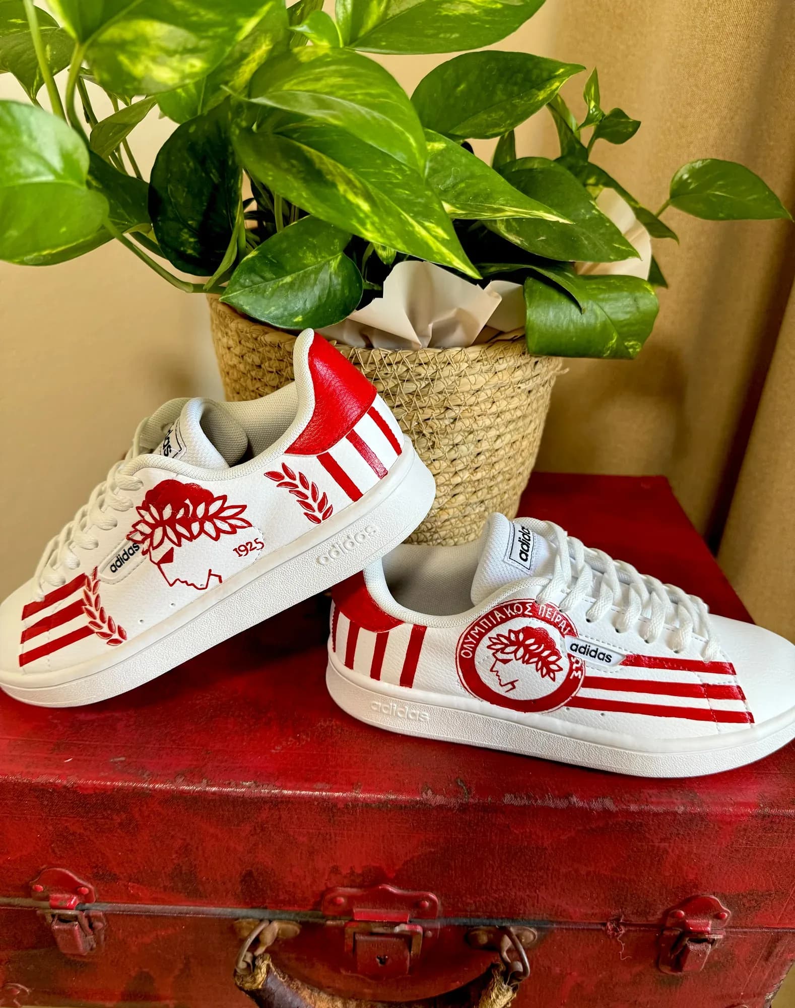 Λευκά adidas sneakers με ζωγραφισμένο το έμβλημα του Ολυμπιακού, κόκκινες ρίγες και δάφνινο στεφάνι